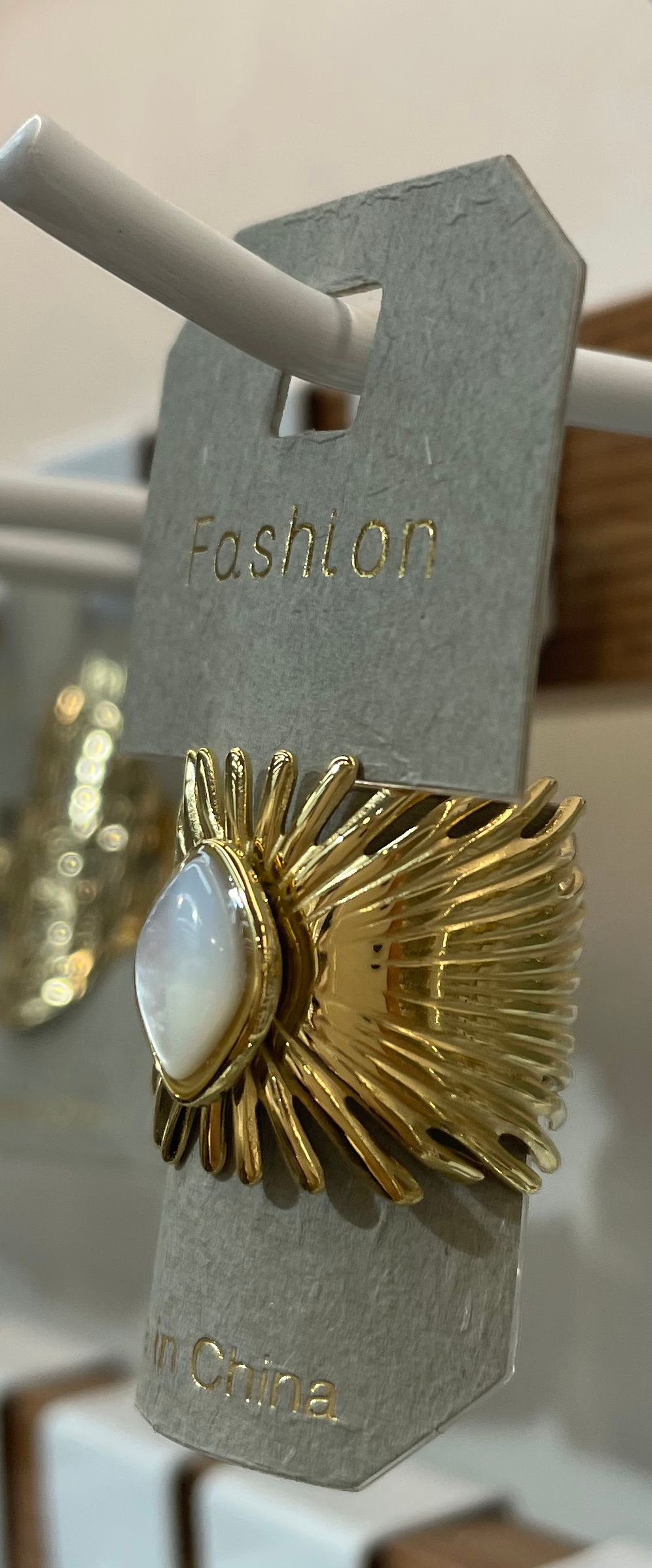 White Oval Sunburst Ring - W1-0017
