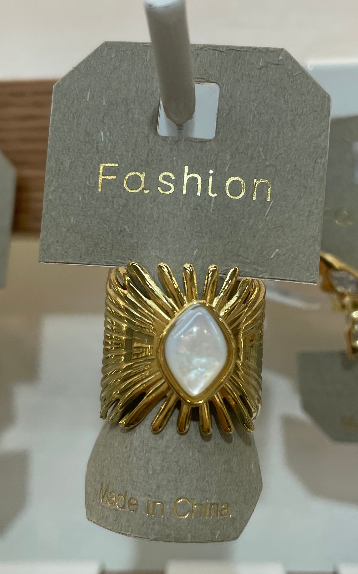 White Oval Sunburst Ring - W1-0017