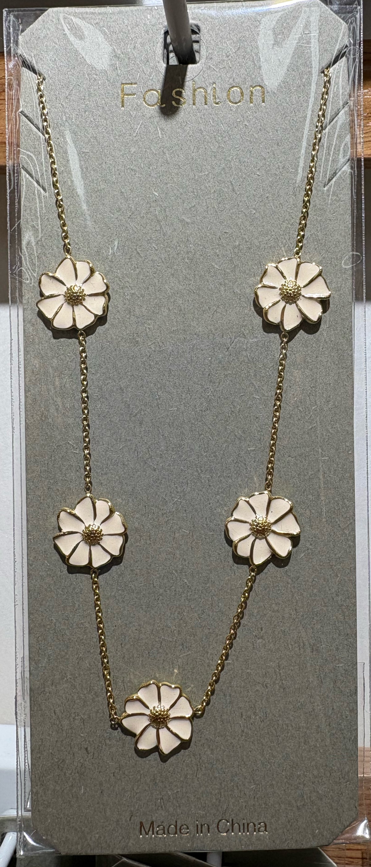 White Pinwheel Flower Necklace - W14-0120