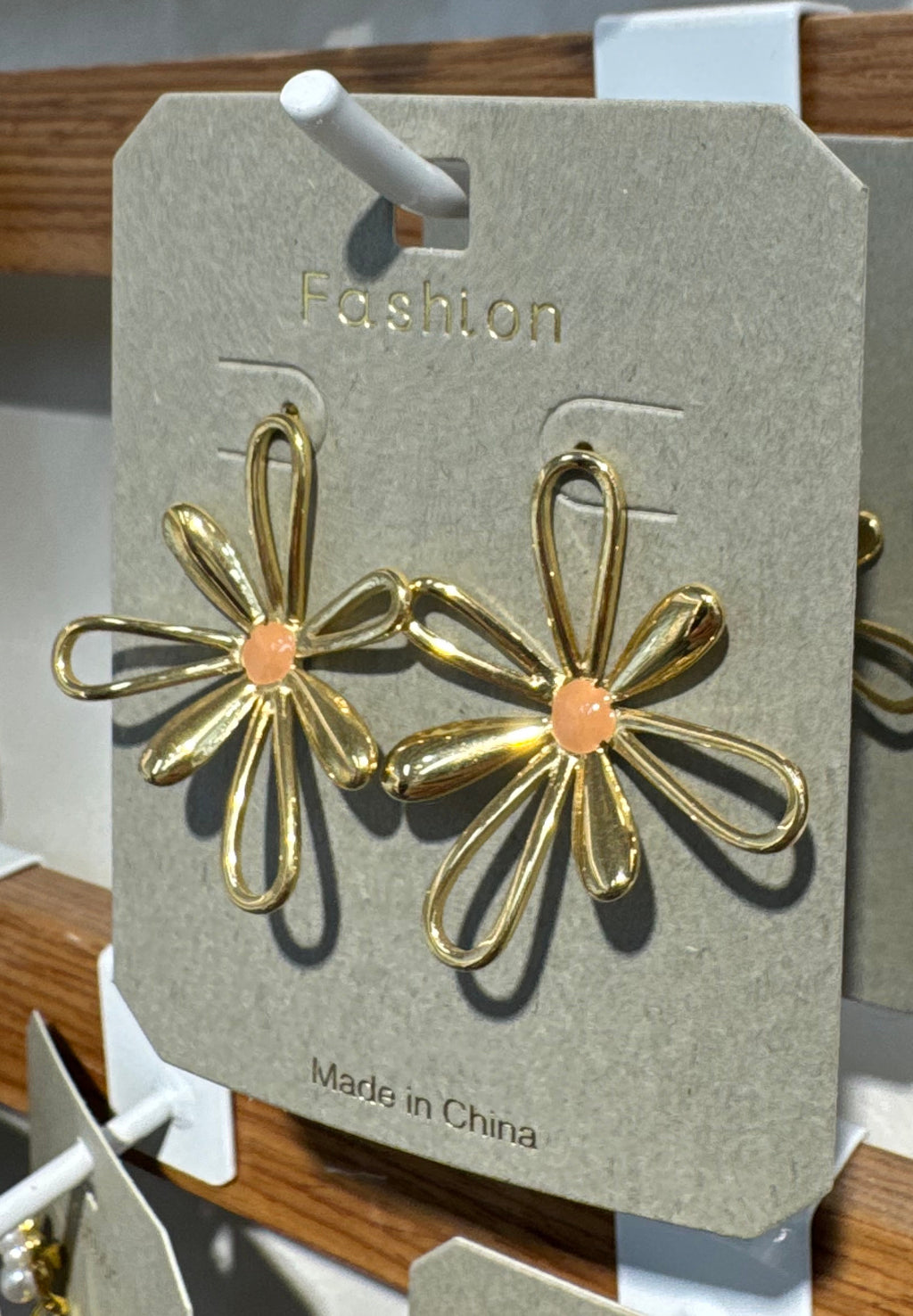 Pink Center Outline Daisy Earrings - W3-0145