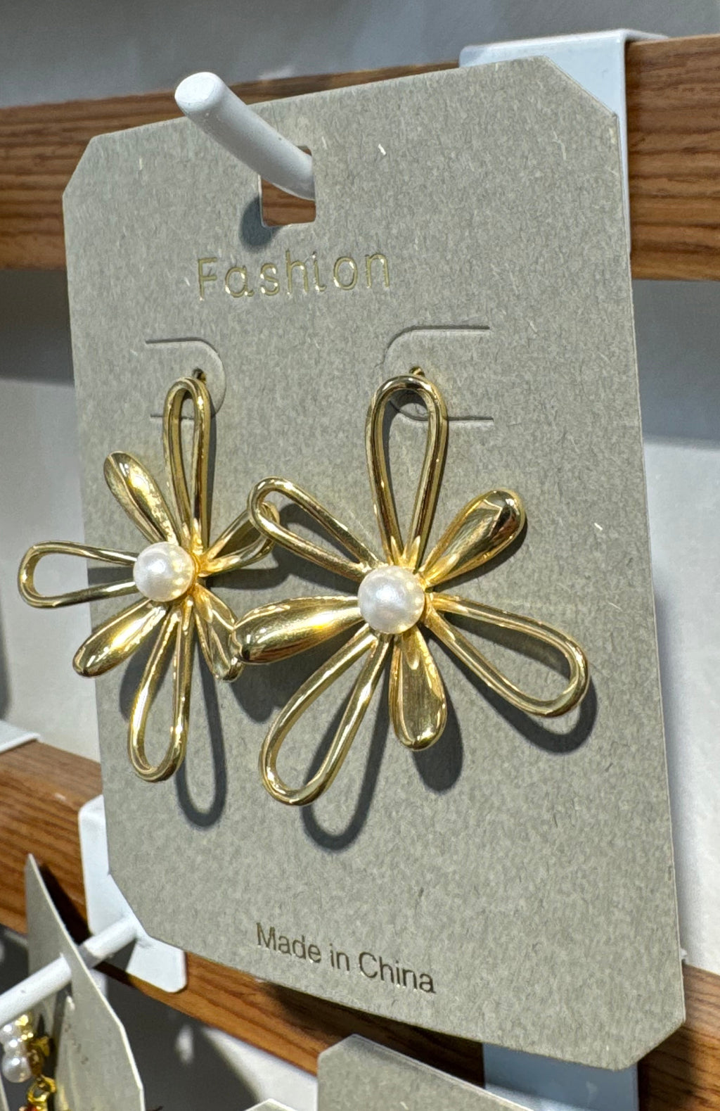 Pearl-Style Center Daisy Earrings - W3-0146