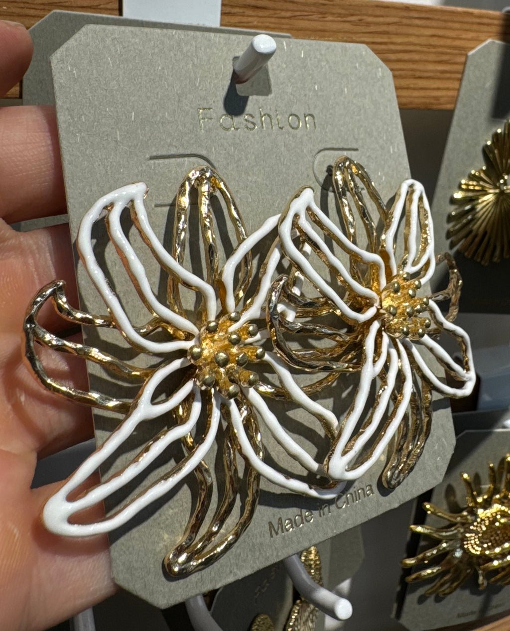 White Outline Flower Stud Earrings - W3-0229