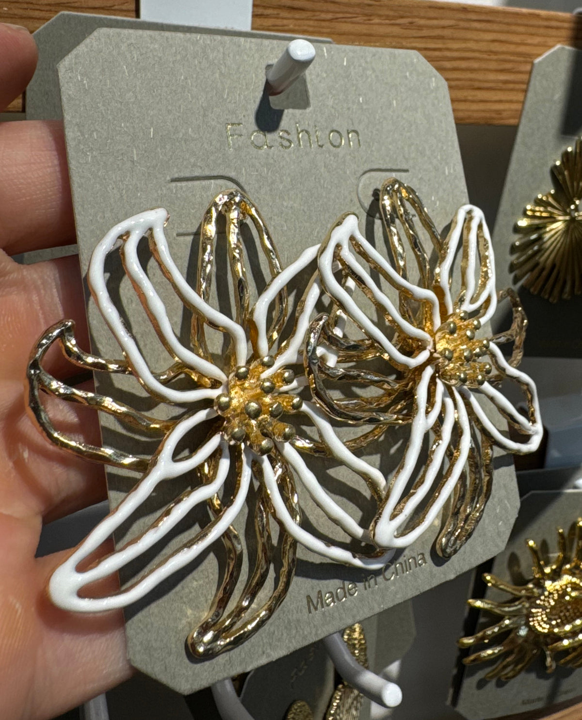 White Outline Flower Stud Earrings - W3-0229
