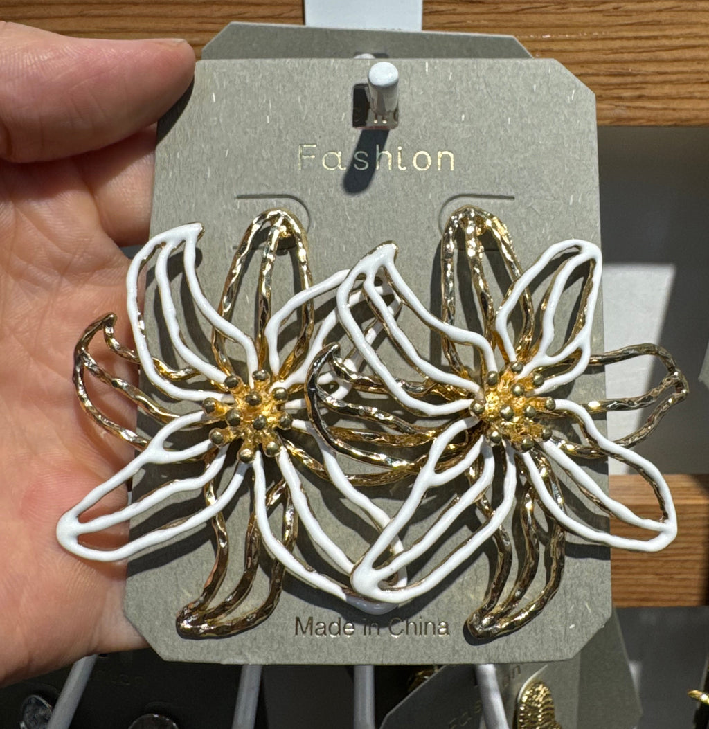 White Outline Flower Stud Earrings - W3-0229