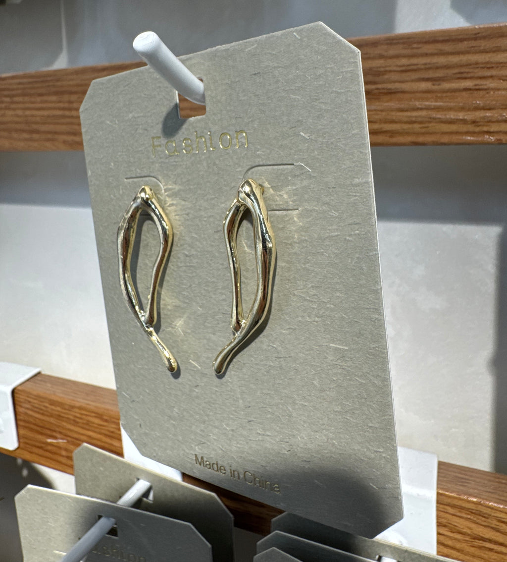 Sculpted Wavy Stud Earrings - W3-0347