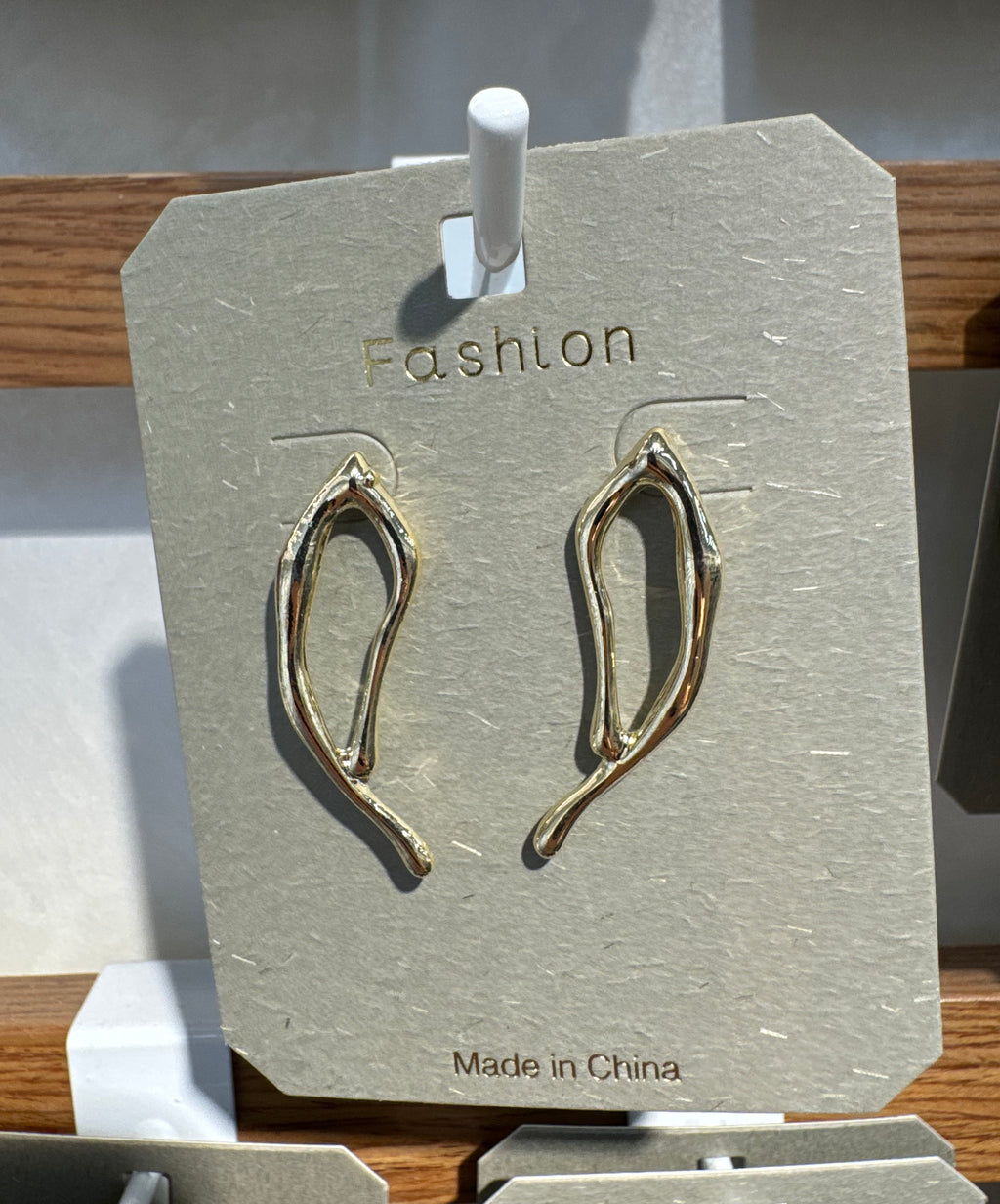 Sculpted Wavy Stud Earrings - W3-0347