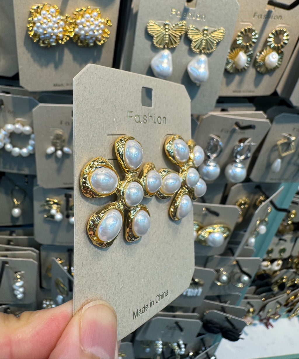 Oval Pearl Flower Stud Earrings - W3-0399