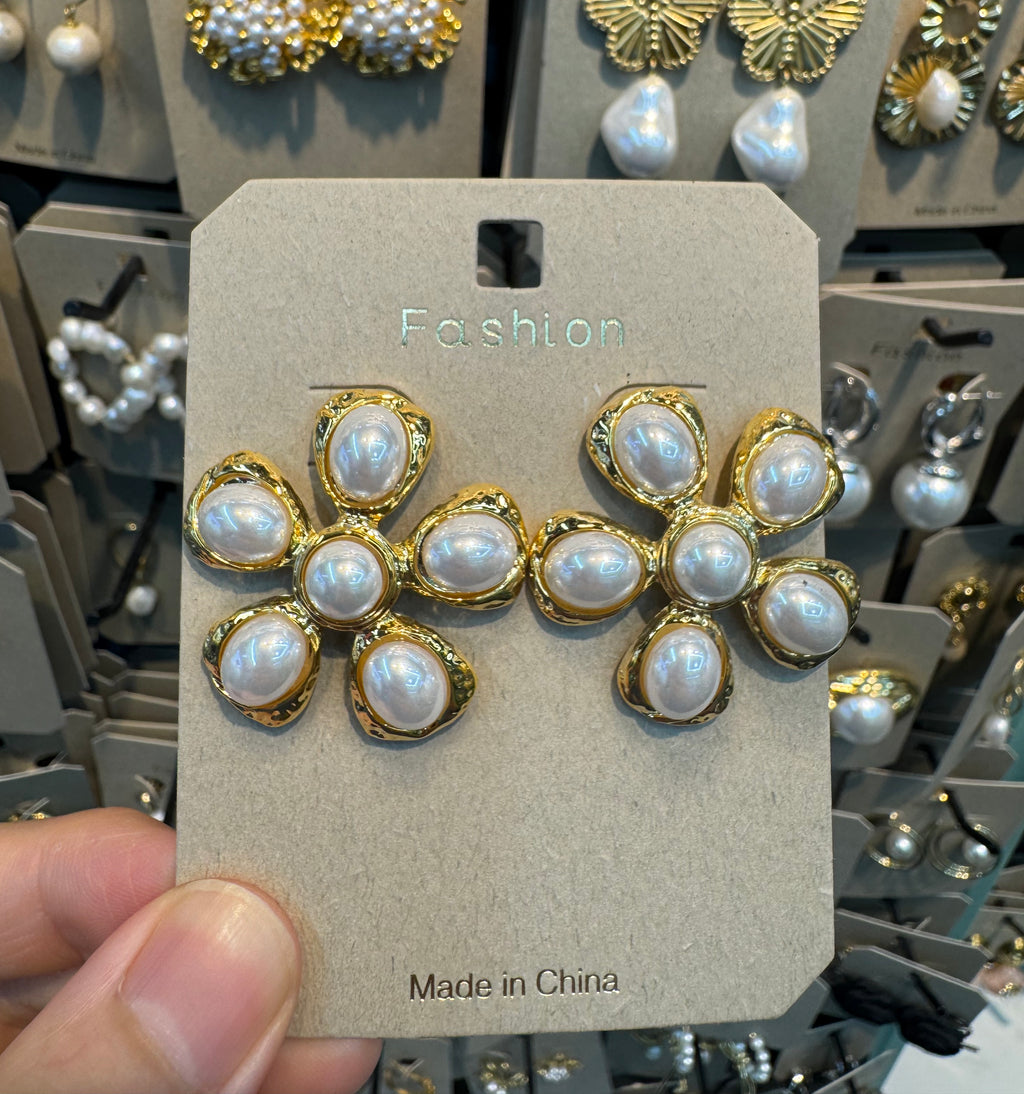 Oval Pearl Flower Stud Earrings - W3-0399