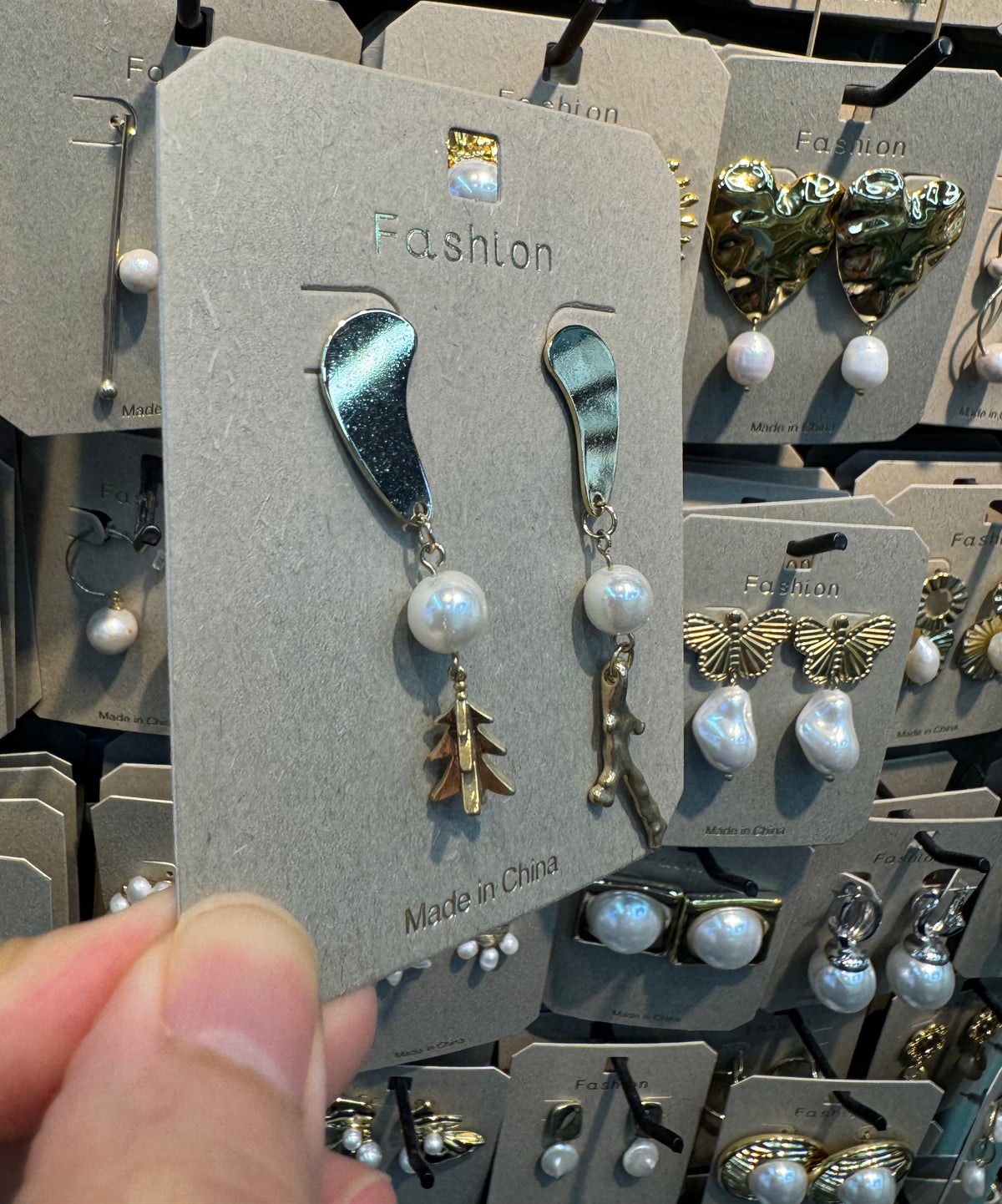 Leaf Charm Pearl Drop Earrings - W3-0404