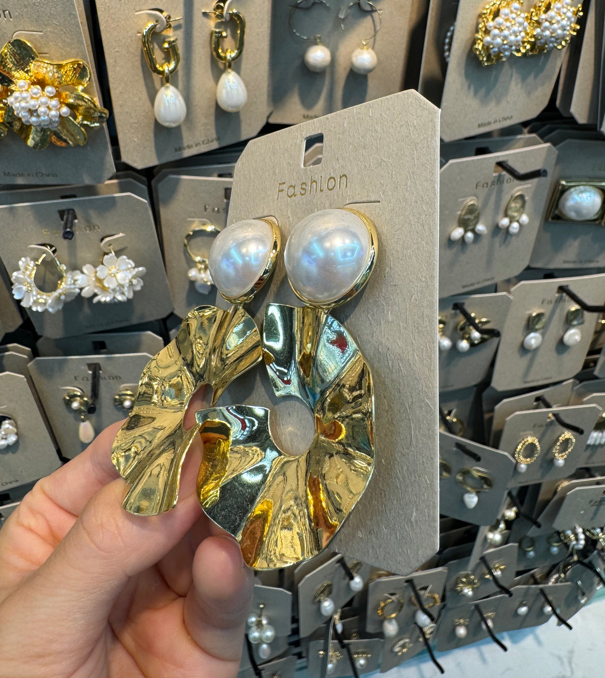 Ruffled Circle Pearl Stud Earrings - W3-0445