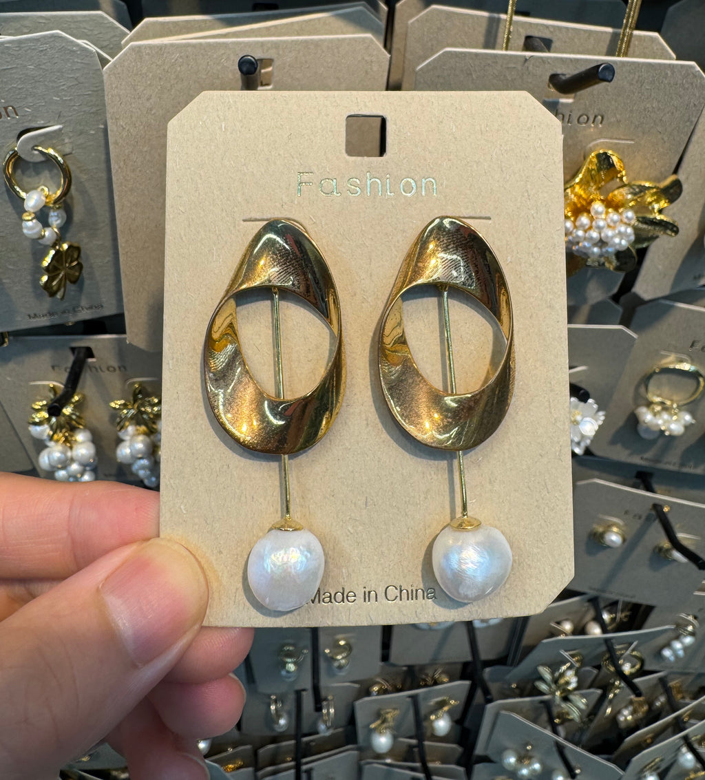 Oval Frame Pearl Swing Earrings - W3-0473