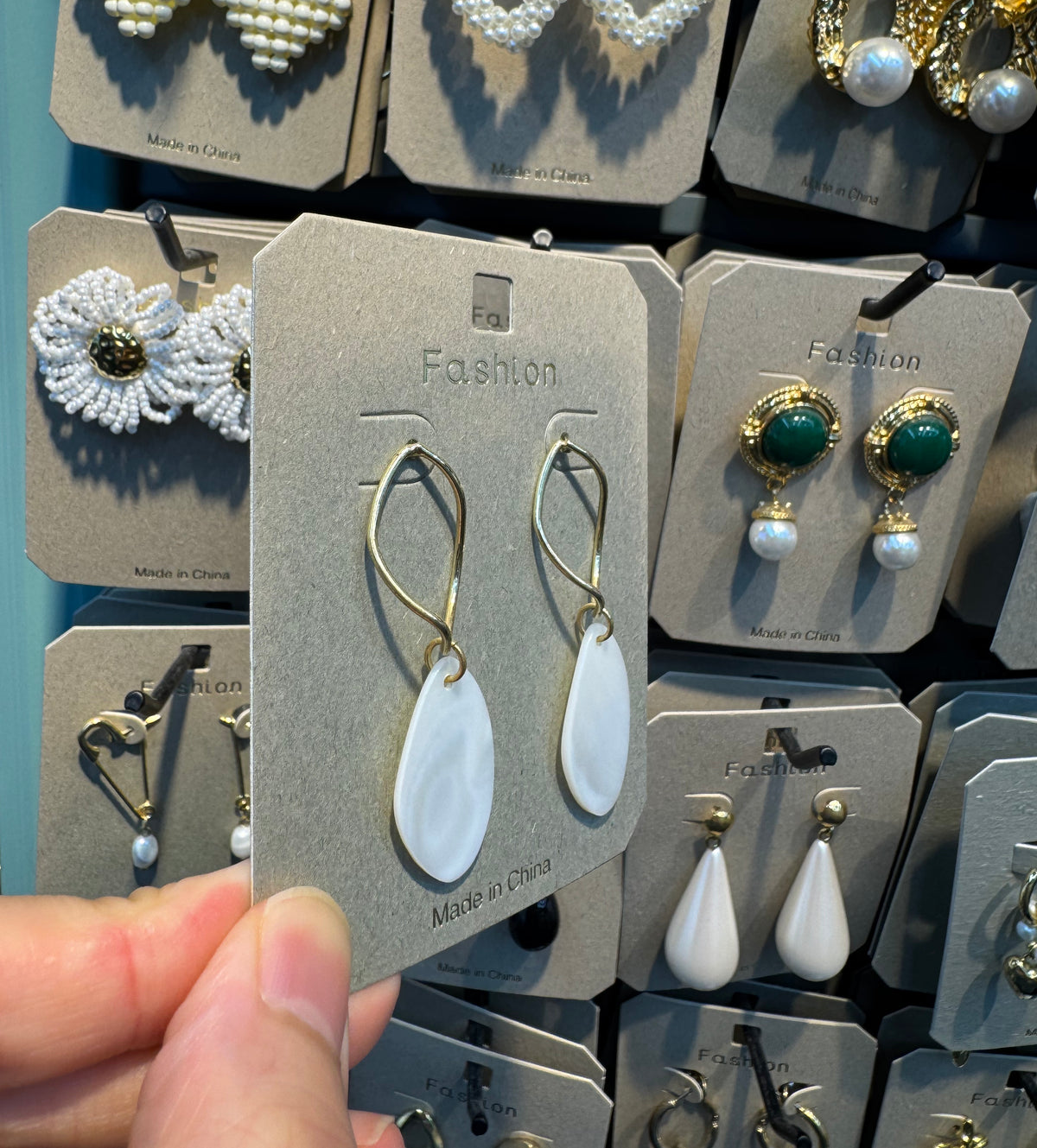 Oval Ring White Drop Earrings - W3-0520