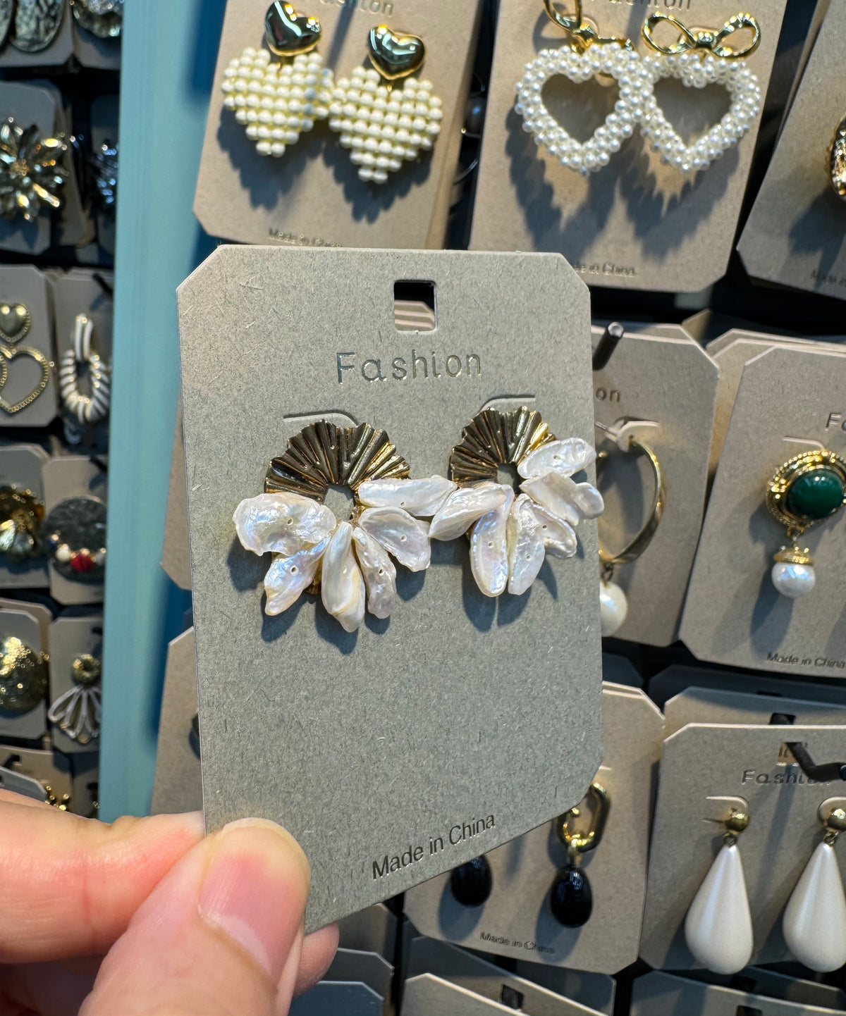 Fan Top White Petal Stud Earrings - W3-0522