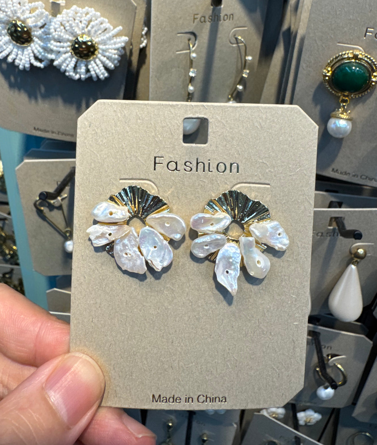 Fan Top White Petal Stud Earrings - W3-0522
