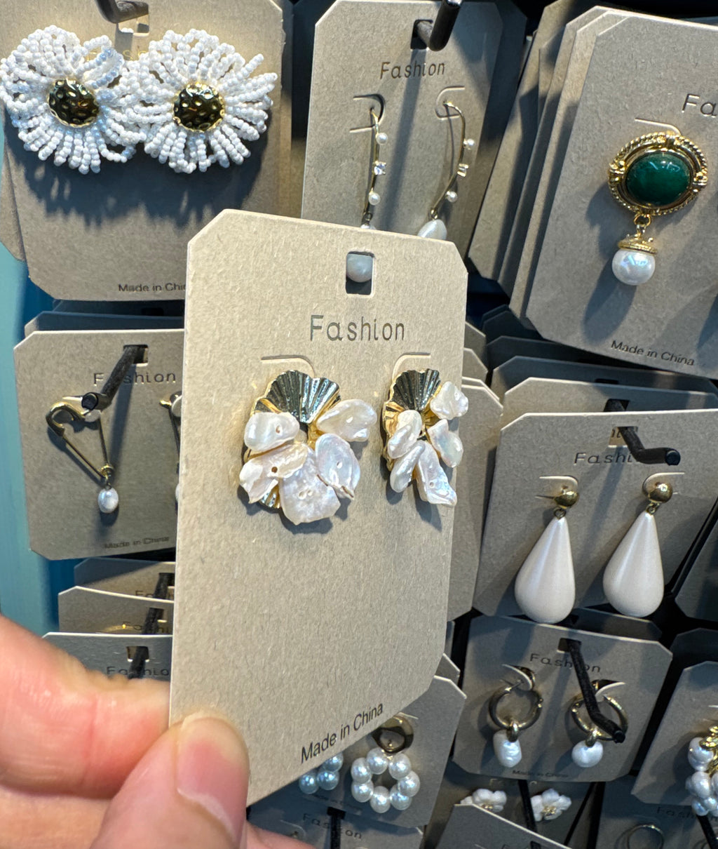 Fan Top White Petal Stud Earrings - W3-0522