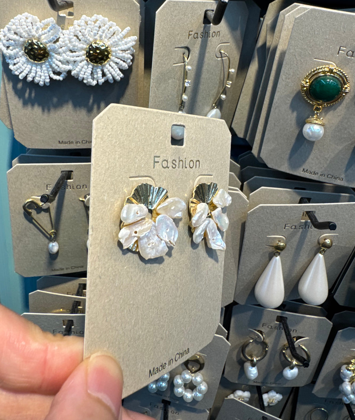 Fan Top White Petal Stud Earrings - W3-0522