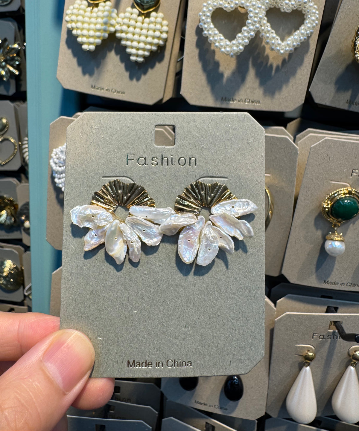 Fan Top White Petal Stud Earrings - W3-0522