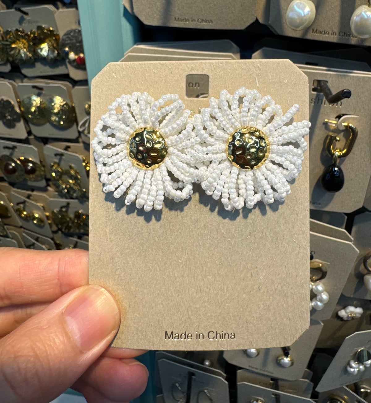 White Beaded Daisy Stud Earrings - W3-0535
